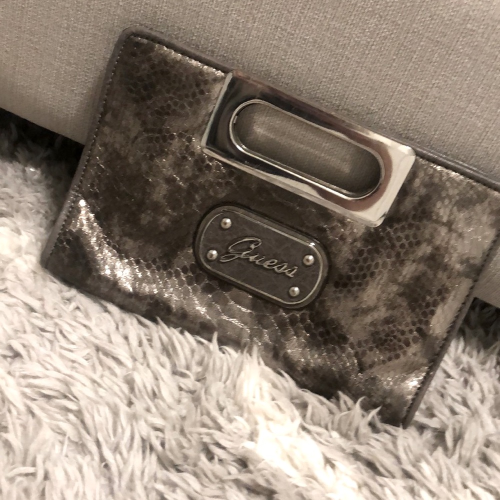 GUESS CLUTCH